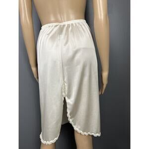 Vintage Vanity Fair Half Slip Cream Size Small L Antron III Dupont Nylon USA